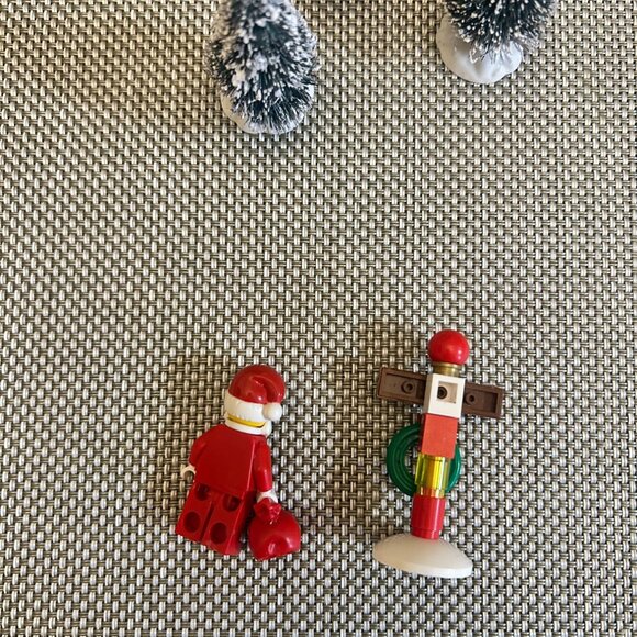 Lego Christmas Miniature Set Santa Minifigure North Pole Sign & Christmas Trees - Picture 4 of 4